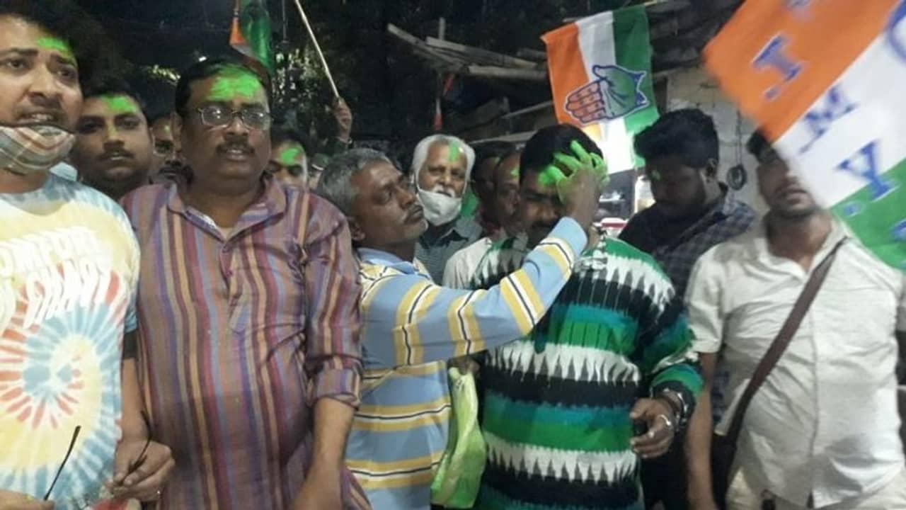 শুভেন্দুর হাত ধরলেন আরও এক নেতা, গদ্দার-মুক্তর আনন্দে মিষ্টিমুখ তৃণমূলের