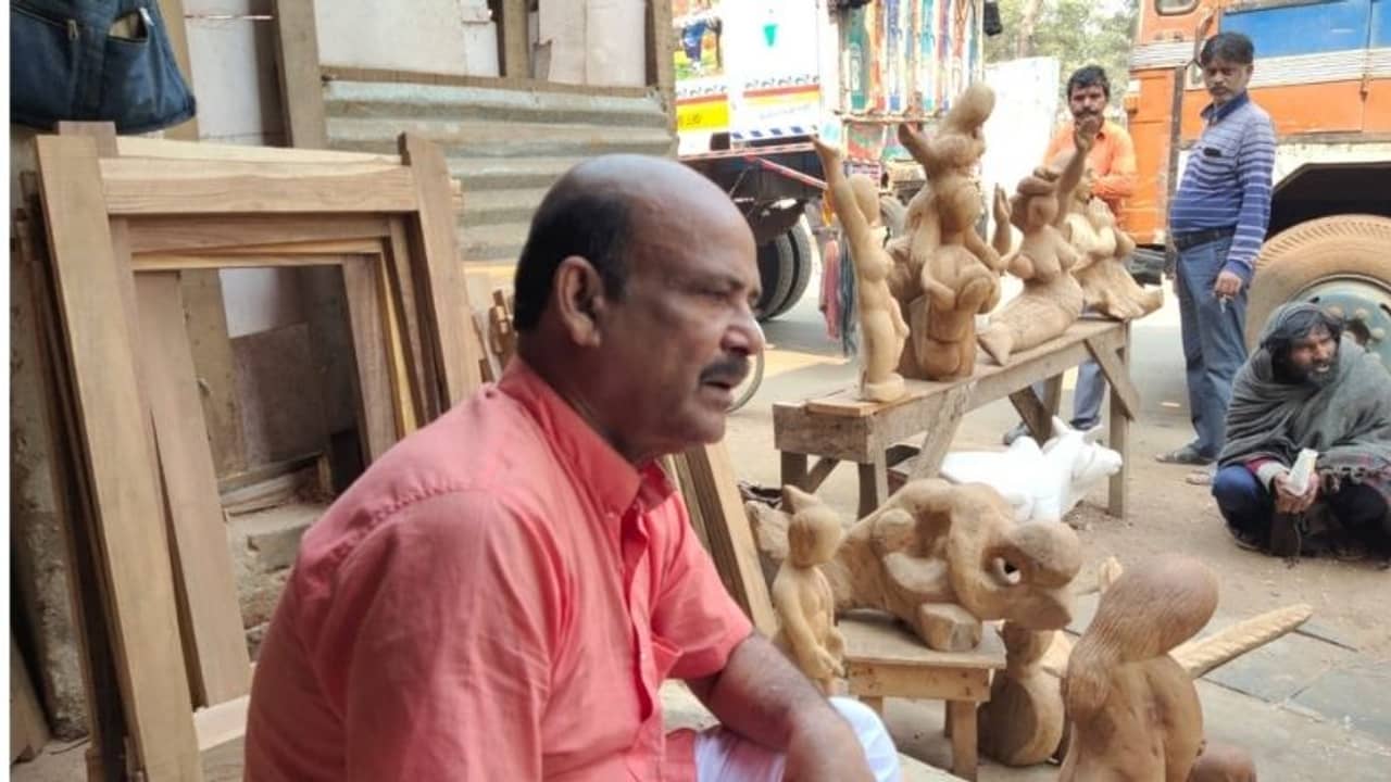 ভুবনডাঙার জেলবন্দি আসামীর শিল্প এখন মেদিনীপুর শহরের ঘরে ঘরে