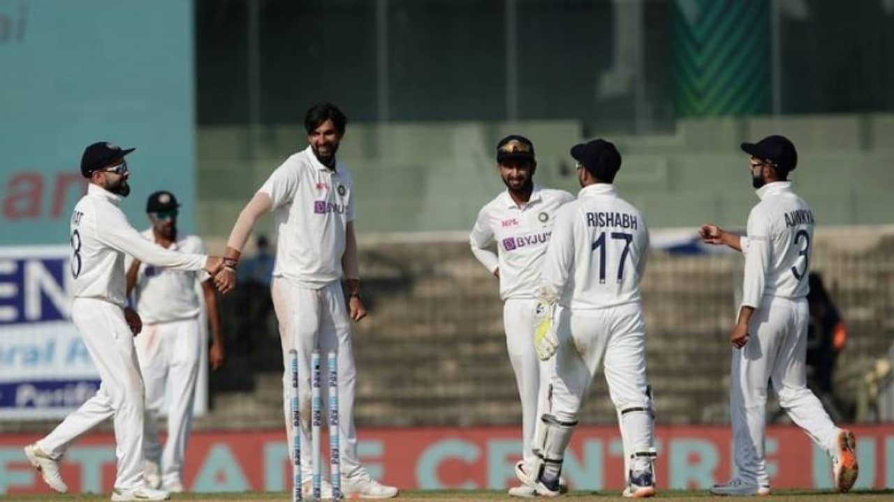 দিনের শেষে ইশান্তের জোড়া উইকেট! কিছুটা হাঁফ ছাড়লেন বিরাট