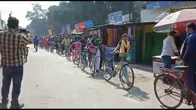 সবুজ সাথীর সাইকেল নিয়ে স্কুল পড়ুয়াদের মিছিল, 'দিদিমণি তোমায় চাই' বাজল তারস্বরে