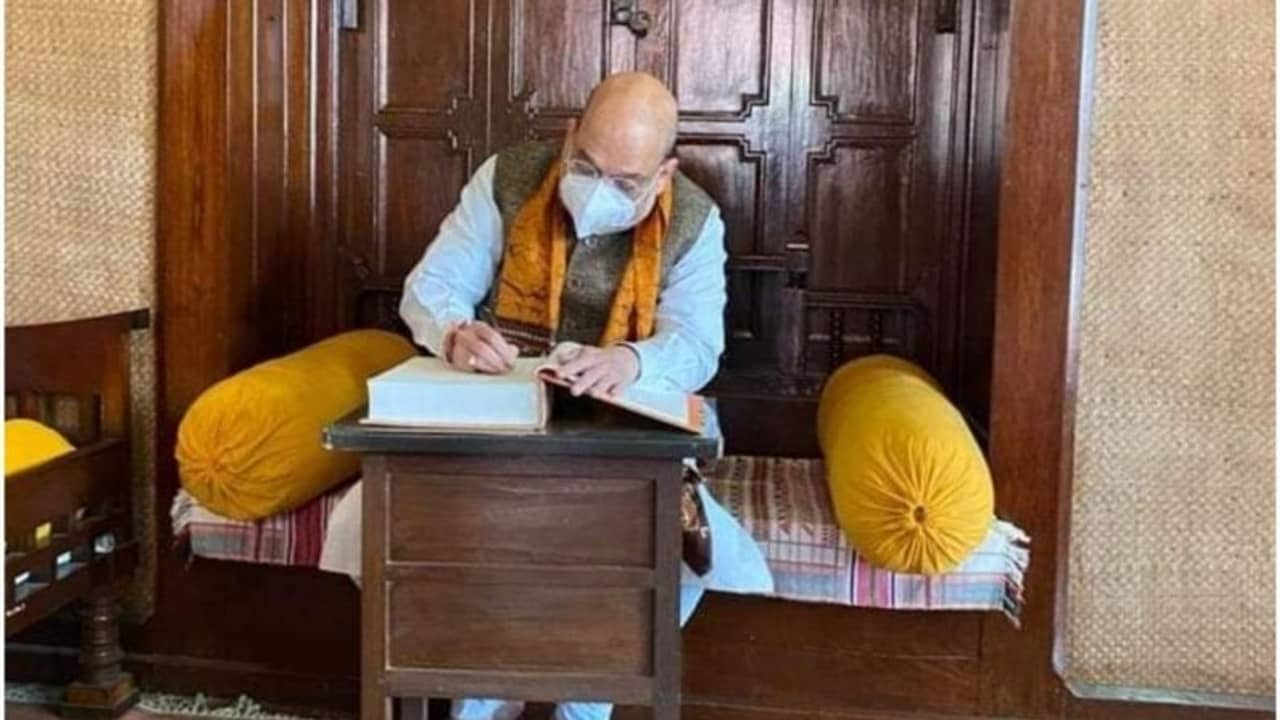 আমি নয়, গুরুদেবের আসনে বসেছিলেন নেহরু-রাজীব! প্রমাণ-সহ দাবি শাহর