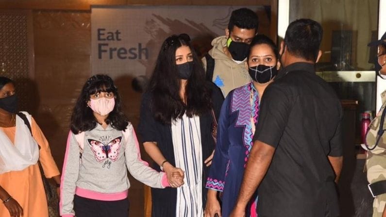 মুম্বই ফিরলেন জুনিয়র বচ্চন ফ্যামিলি, আরাধ্যার হাত-ধরা নিয়ে ‘ট্রোলড’ হলেন ঐশ্বর্যা রাই বচ্চন মুম্বই ফিরলেন জুনিয়র বচ্চন ফ্যামিলি, আরাধ্যার হাত-ধরা নিয়ে ‘ট্রোলড’ হলেন ঐশ্বর্যা রাই বচ্চন