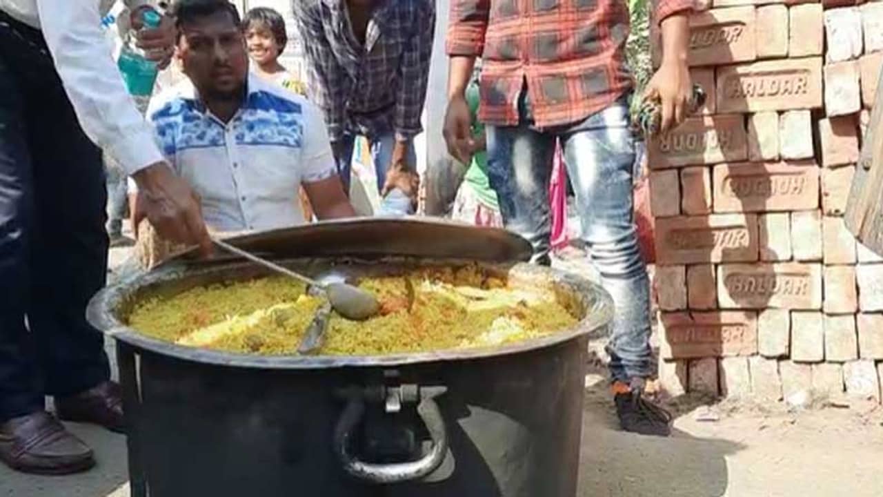 পেল্লাই ডেচকিতে ঠাসা বিরিয়ানি নিয়ে বাম সমর্থকেরা ব্রিগেডমুখী