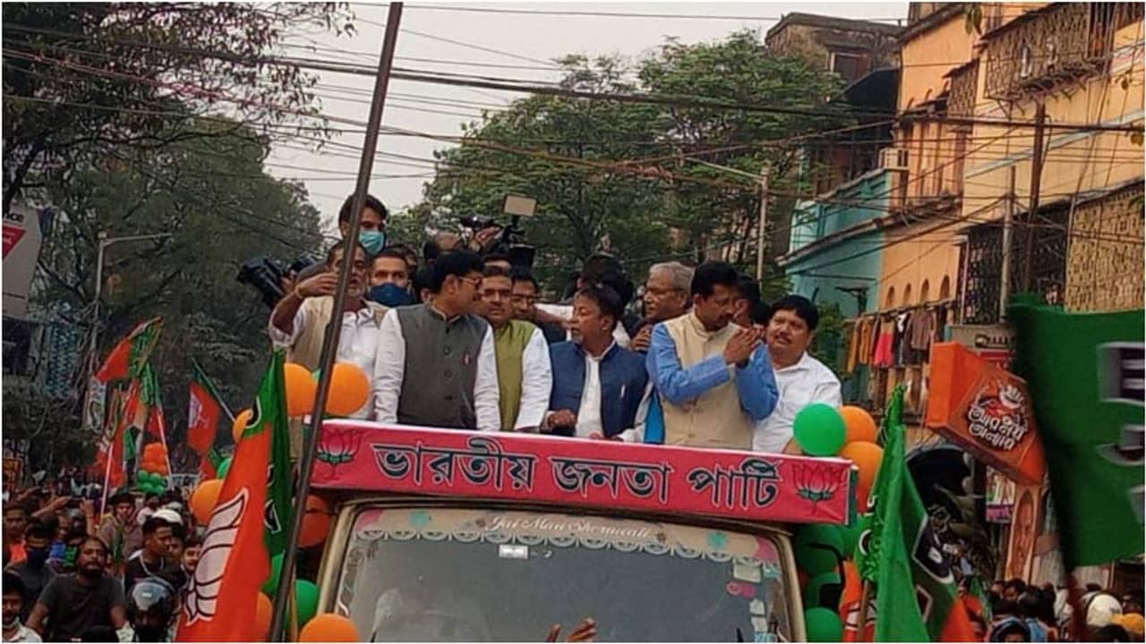 শুভেন্দুকে বিজেপির উজ্জ্বল তারকা বললেন মুকুল, মমতা গোলকিপার আমি স্ট্রাইকার, খোঁচা রাজীবের