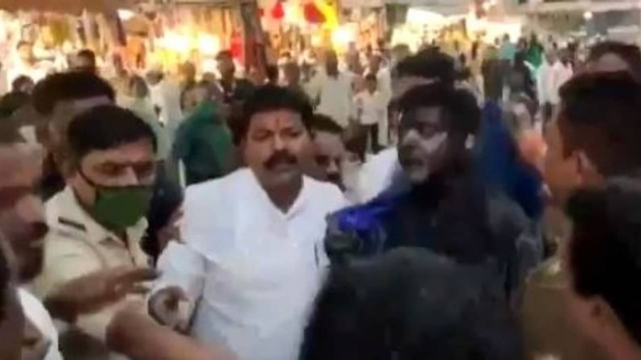 মুখ্যমন্ত্রীকে অপমান! মাথায় কালি ঢেলে, শাড়ি পরিয়ে ঘোরাল বিজেপি নেতাকে