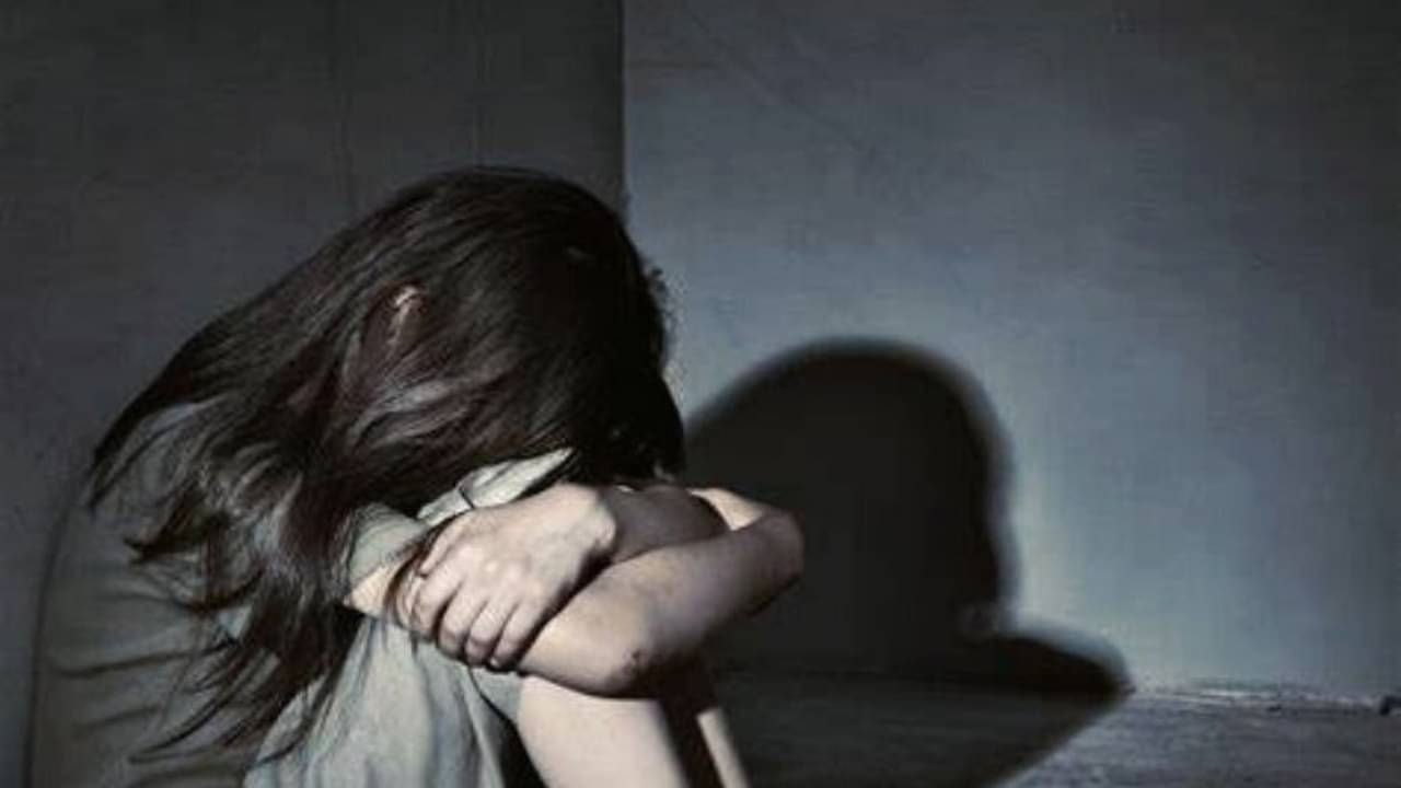 ১০ হাজার টাকায় ছোট মেয়েকে বেচে দিয়ে বড় মেয়ের চিকিৎসা!