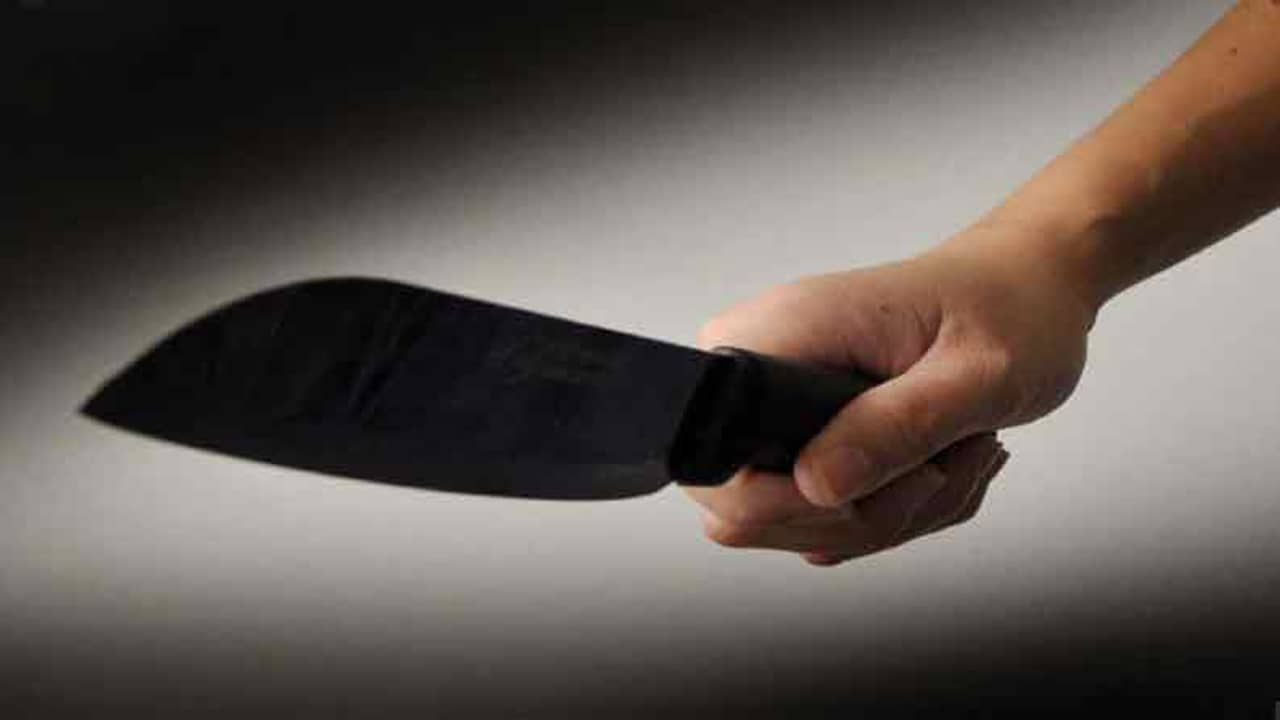 বোনের শ্লীলতাহানির প্রতিবাদ করতেই পেটে ধারাল অস্ত্রের কোপ দাদাকে