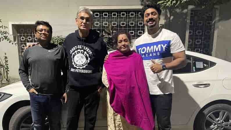 শীতের সাঁঝবেলায় ‘ভাইফোঁটা’ নিতে কেন 'সাঁঝবাতি'-র প্রযোজকের বাড়ি গেলেন দেব? শীতের সাঁঝবেলায় ‘ভাইফোঁটা’ নিতে কেন 'সাঁঝবাতি'-র প্রযোজকের বাড়ি গেলেন দেব?
