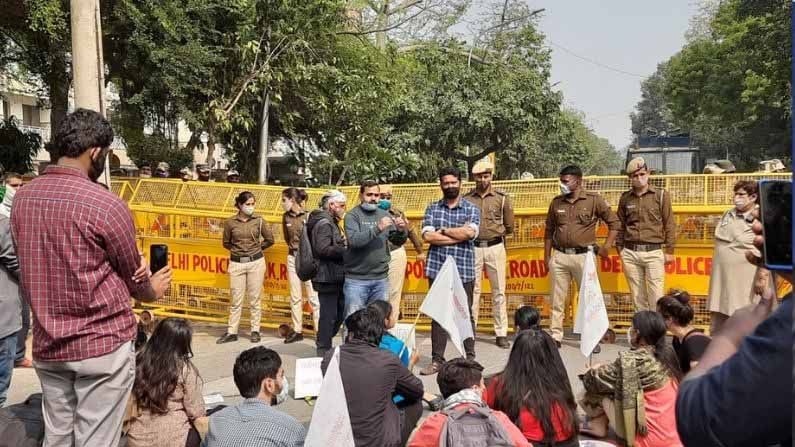 ভিডিয়ো: বঙ্গভবনের সামনে বিক্ষোভে বাম ছাত্র যুবরা, রাজধানীতেও মইদুল মৃত্যুর আঁচ