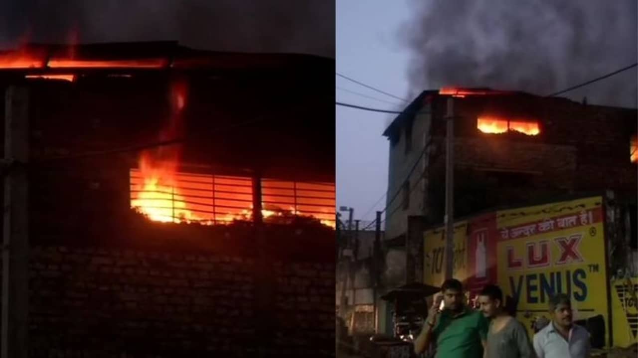 মধ্যরাত থেকে দাউদাউ করে জ্বলছে কারখানা, আগুন নিয়ন্ত্রণে পৌঁছল ১৮টি ইঞ্জিন