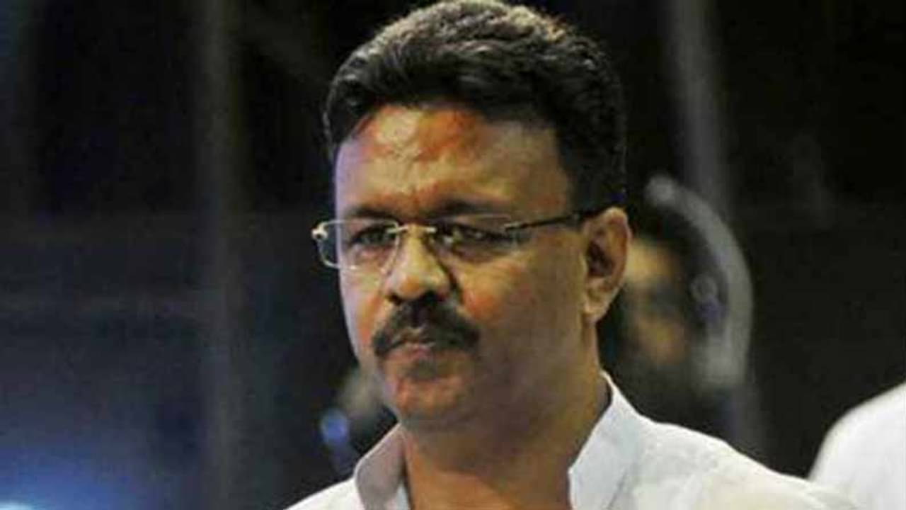 ১০২ জ্বর ফিরহাদ হাকিমের, সঙ্গে পেটে ব্যথা, কিন্তু হাসপাতালে যেতে চান না মন্ত্রী