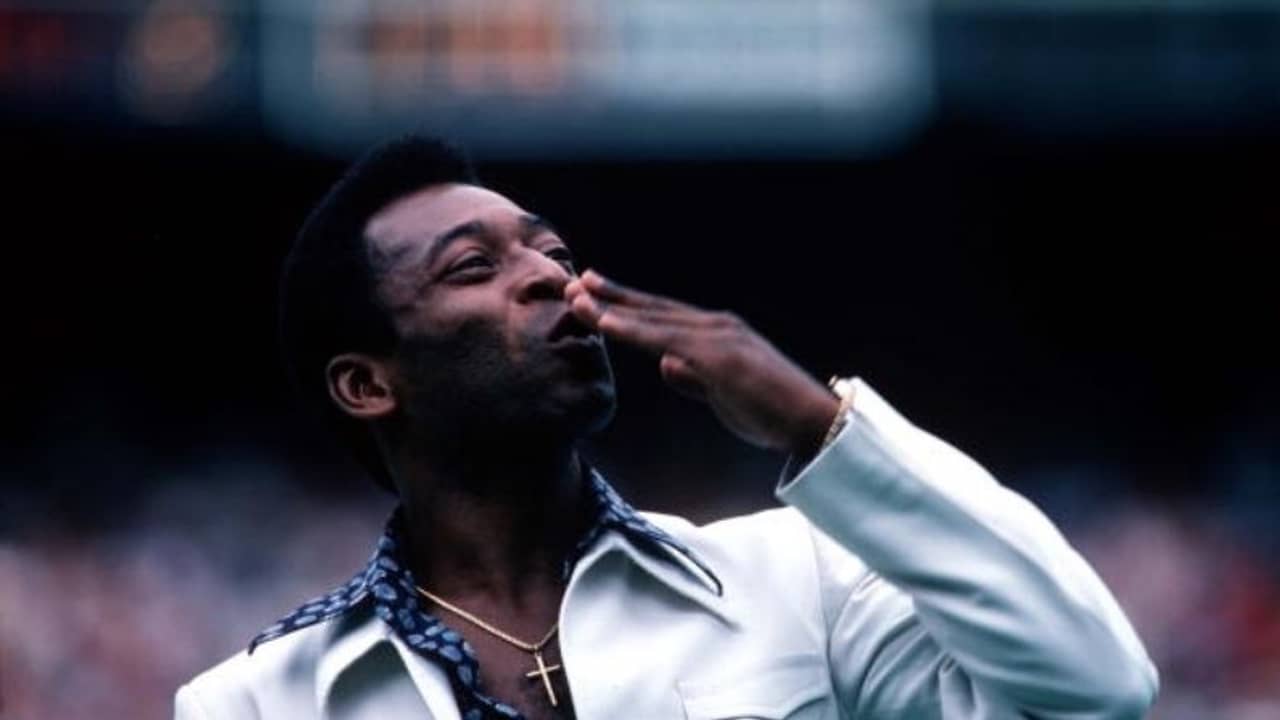 প্রেম-পরকীয়া নিয়ে খুল্লামখুল্লা পেলে