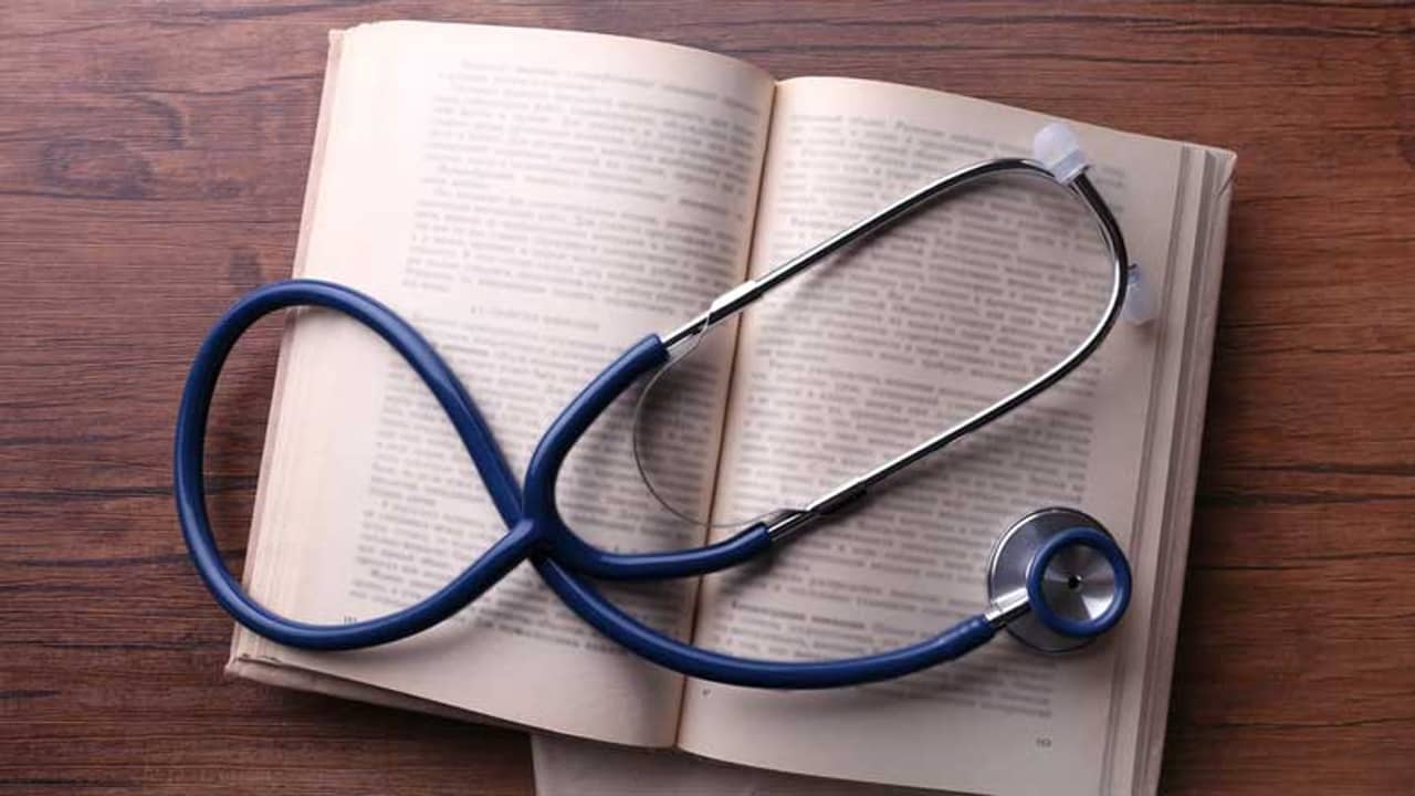 মেডিক্যালে ইন্টার্ন সঙ্কট! ভোটের বাংলায় চিকিৎসা বিভ্রাটের চোখ রাঙানি