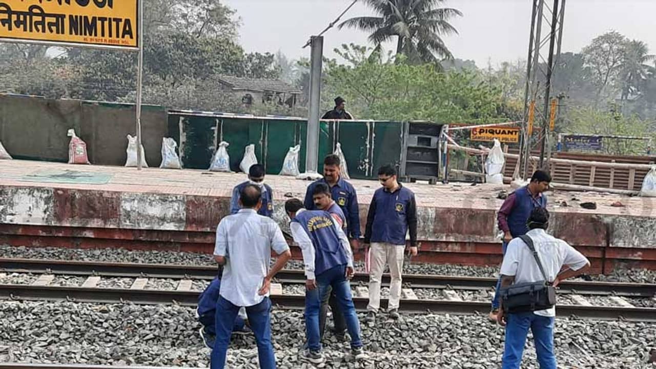 নিমতিতা স্টেশনে বোমা বিস্ফোরণের ঘটনায় মুখ খুললেন রেলমন্ত্রী, কী বললেন?