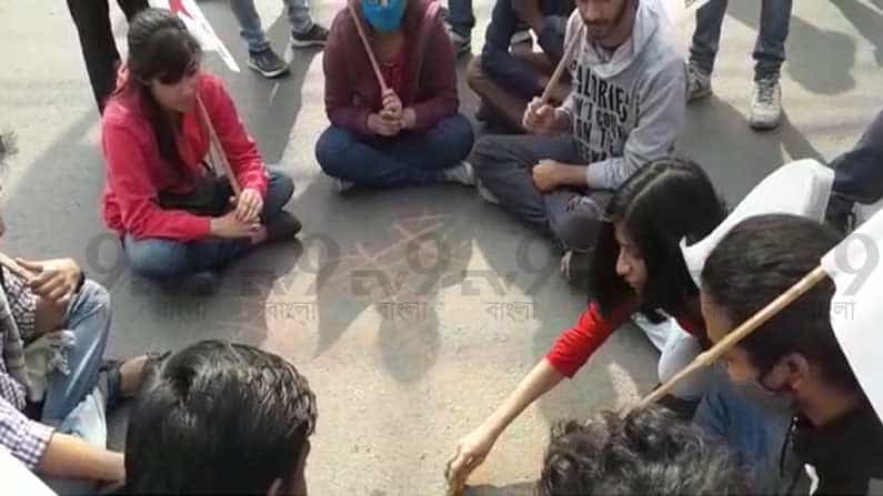Bengal Strike: রাস্তা আটকে চলল কাটাকুটি খেলা, সারি বেধে গাড়ি দাঁড়িয়ে যশোর রোডে Bengal Strike: রাস্তা আটকে চলল কাটাকুটি খেলা, সারি বেধে গাড়ি দাঁড়িয়ে যশোর রোডে
