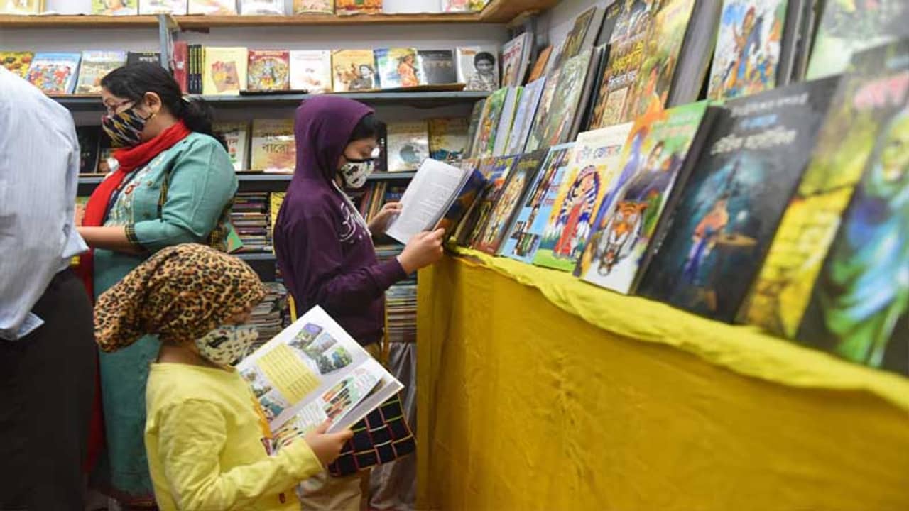 কলকাতায় চলছে একুশে বই উৎসব, আট থেকে আশি, ভিড় জমাচ্ছেন সকলেই