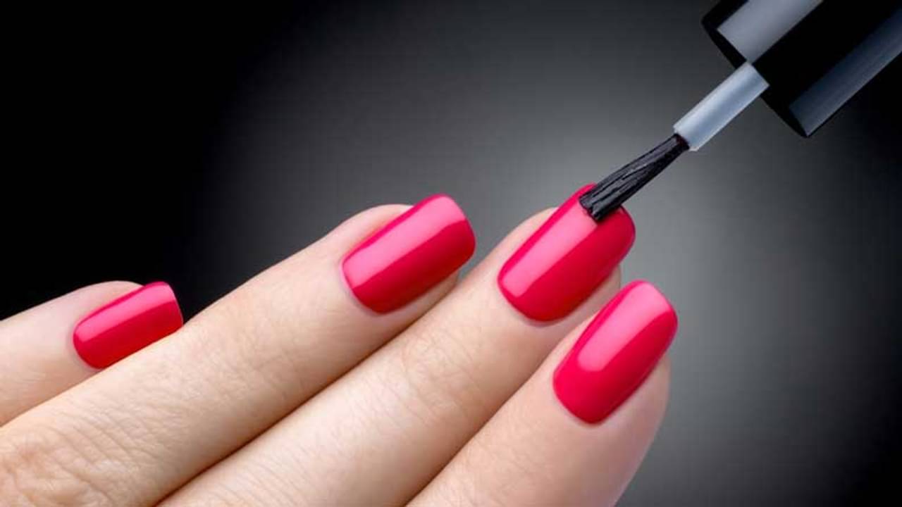 নেলপলিশ লাগালেই উঠে যায়, কী করলে মিলবে সমাধান?