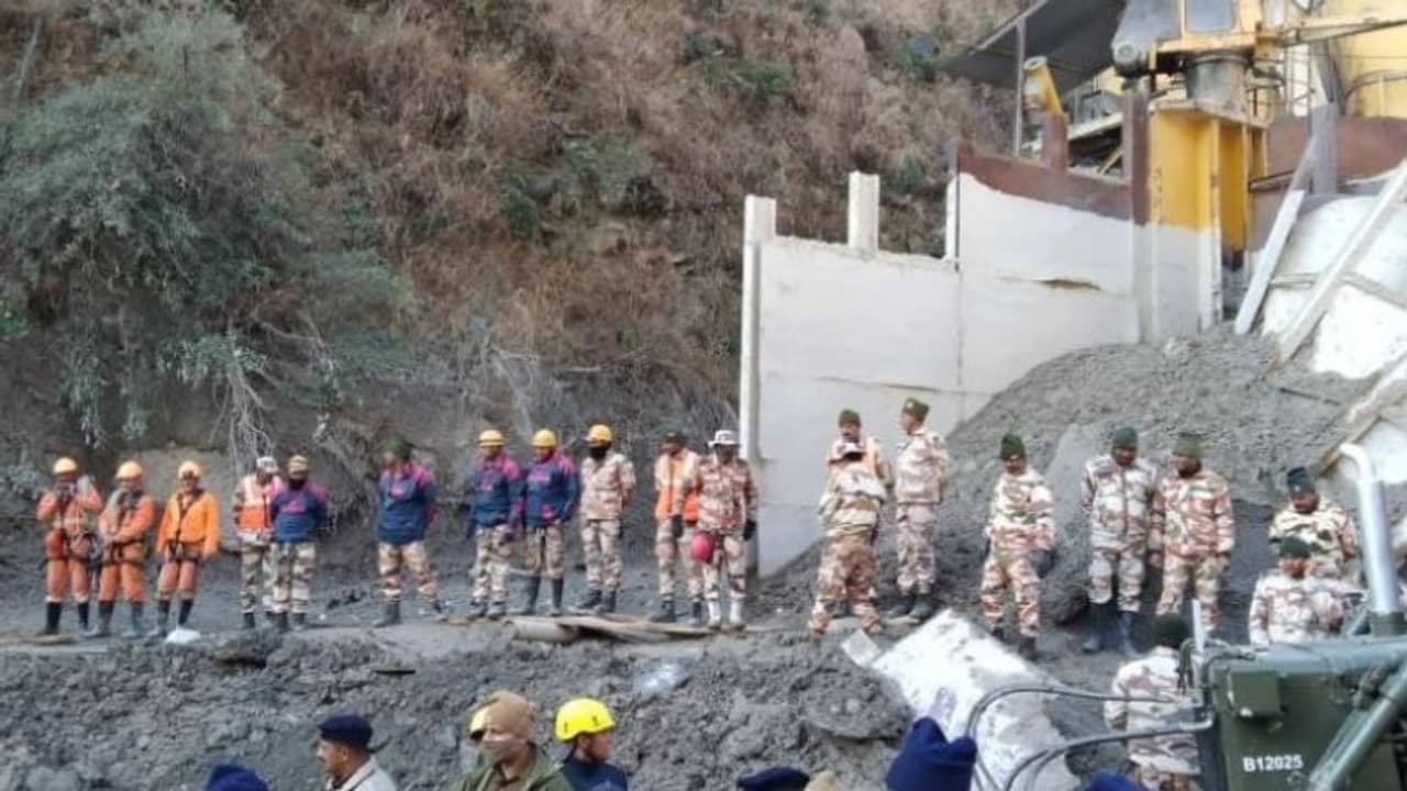 উদ্ধারকার্যে বাধ সাধছে সুড়ঙ্গে জমে থাকা জল, মৃতের সংখ্যা বেড়ে ৩২, এখনও নিখোঁজ ১৯৭