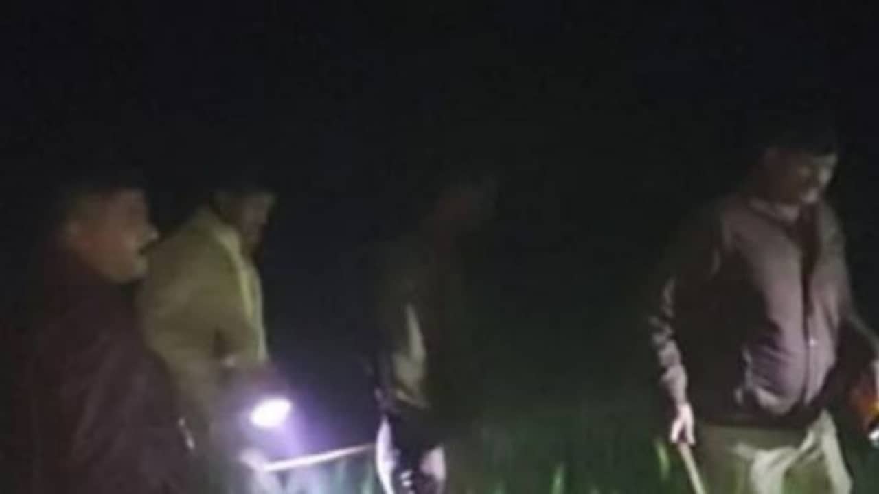 বেআইনি মদ খুঁজতে গিয়ে দুষ্কৃতীদের মারে মৃত কনস্টেবল, পাল্টা এনকাউন্টার যোগীর পুলিশের