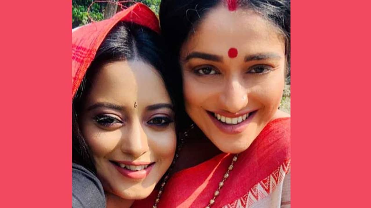 শুটিংয়ের মাঝে অনিন্দিতা-শ্রুতির ‘আহ্লাদ’, দেখুন মা-মেয়ের কেমিস্ট্রি