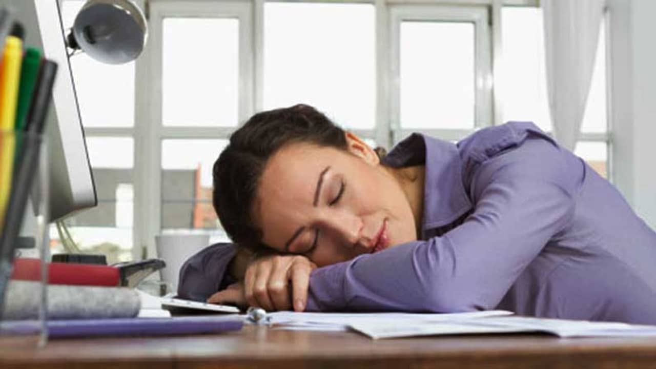 দুপুরের ঘুমে আদৌ কি কোনও শারীরিক উপকার হয়?