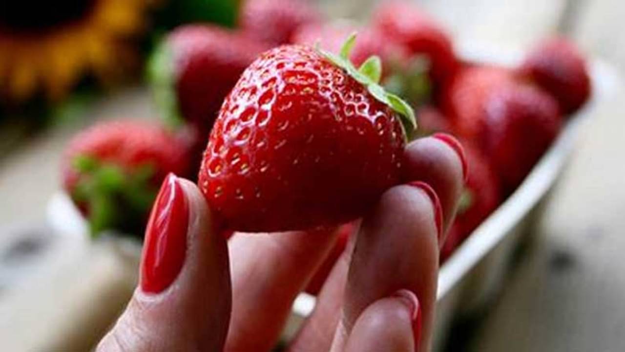 ত্বক টানটান রাখতে স্ট্রবেরি কীভাবে ব্যবহার করবেন?