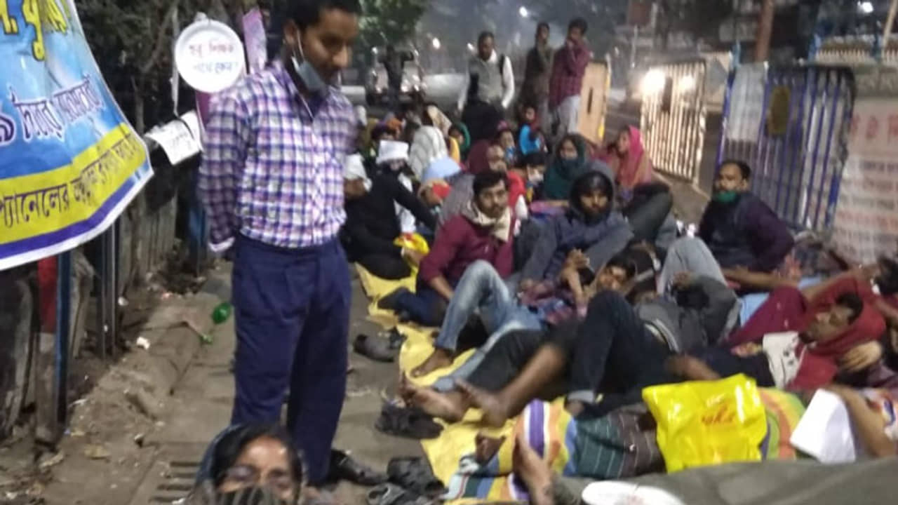মুখ্যমন্ত্রীর প্রতিশ্রুতি সত্ত্বেও মেলেনি চাকরি, অনির্দিষ্টকালের জন্য অনশনে হবু শিক্ষকরা