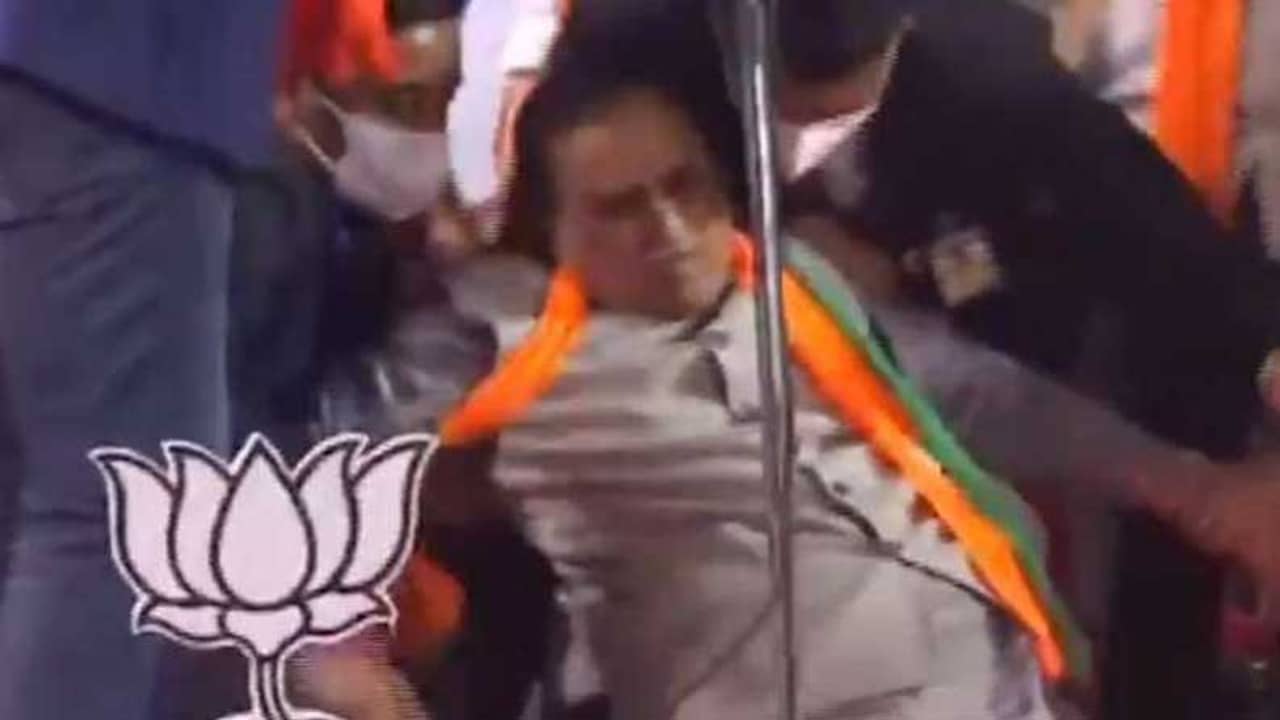 মঞ্চে বক্তব্য পেশের সময় হঠাৎই কাঁপতে কাঁপতে পড়ে গেলেন মুখ্যমন্ত্রী