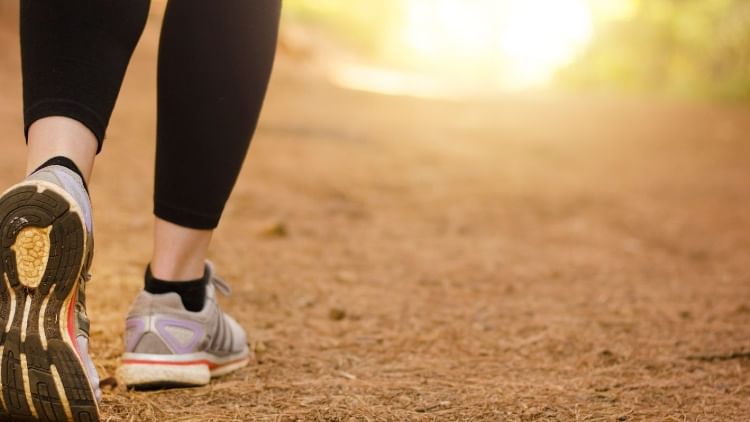 প্রাণবন্তভাবে হাঁটার চেষ্টা করুন:
দিনের যে কোনও সময় অন্তত একবার প্রাণবন্তভাবে হাঁটা উচিৎ। তাতে দিনের সব ক্লান্তি মুছে গিয়ে একটা ফ্রেস অনুভুতি হয়।