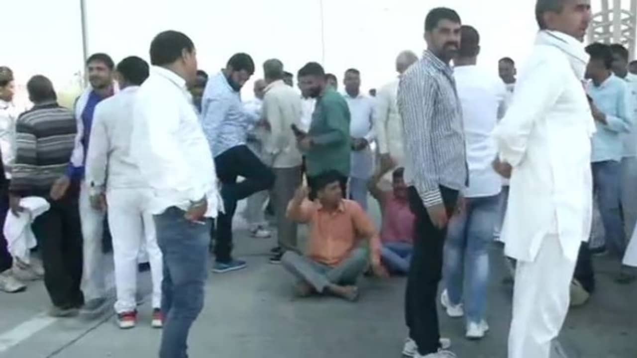 ১০০ দিনে পা আন্দোলনের, ৫ ঘণ্টা পথ অবরোধ করে কালা দিবস পালন কৃষকদের