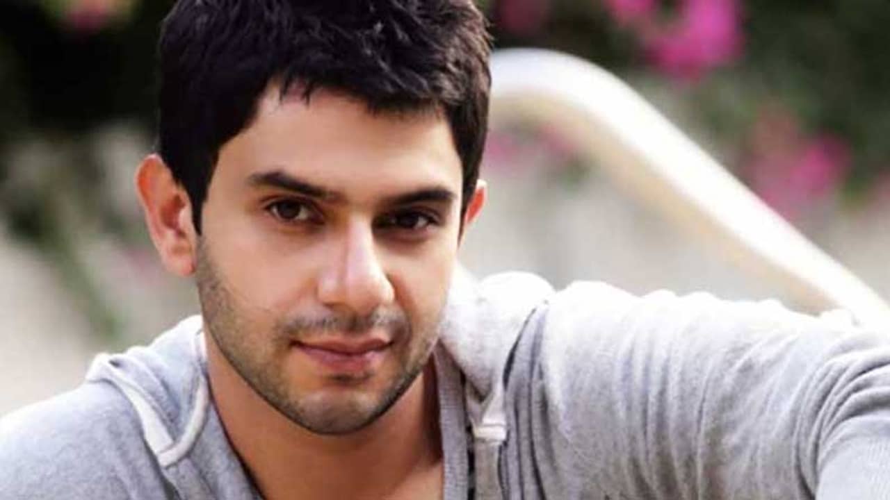 ‘হোলি ডে’ অর্জুন মাথুরের কাছে নাকি ‘বাইসেপ ডে’!