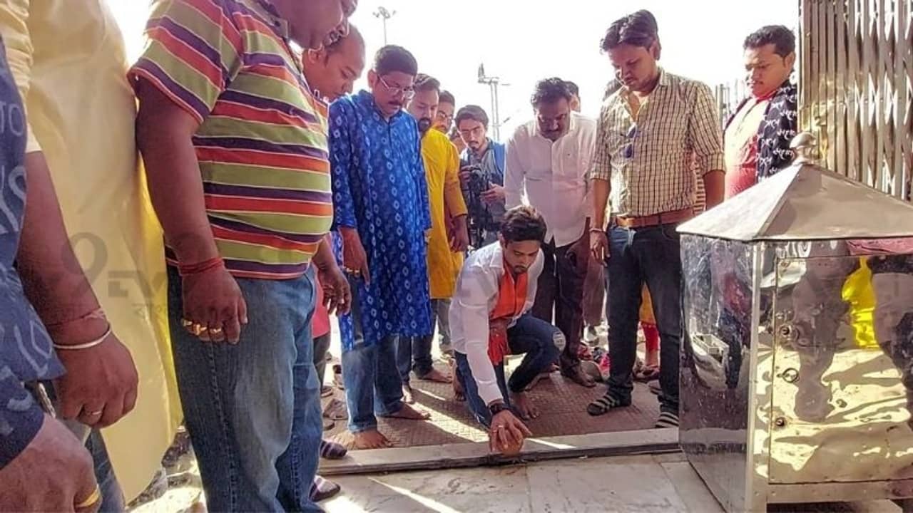 চণ্ডীতলায় চণ্ডীর পুজো দিয়ে প্রচারে যশ, ‘টুম্পা সোনা’-র আবহে জোরদার নাচ বিজেপি সমর্থকদের