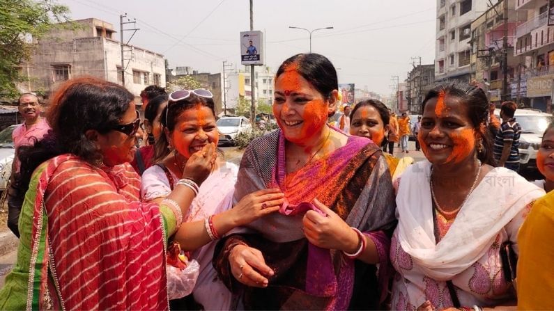 BJP candidate Agnimitra Paul celebrates holi in Asansol West Bardhaman through her election campaign for West Bengal Assembly election 2021
