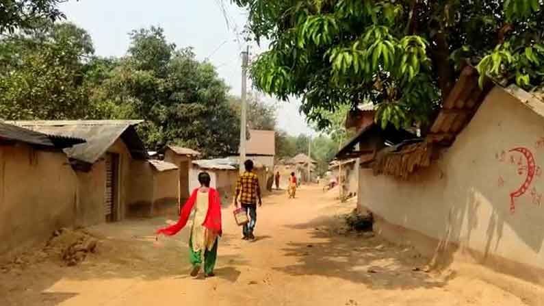 রঙ খেলার পর বাড়ির সামনেই খেলছিল, মেঠো রাস্তার একটা দাগই বলে দিল তাদের ওপর হওয়া অত্যাচারের কথা!