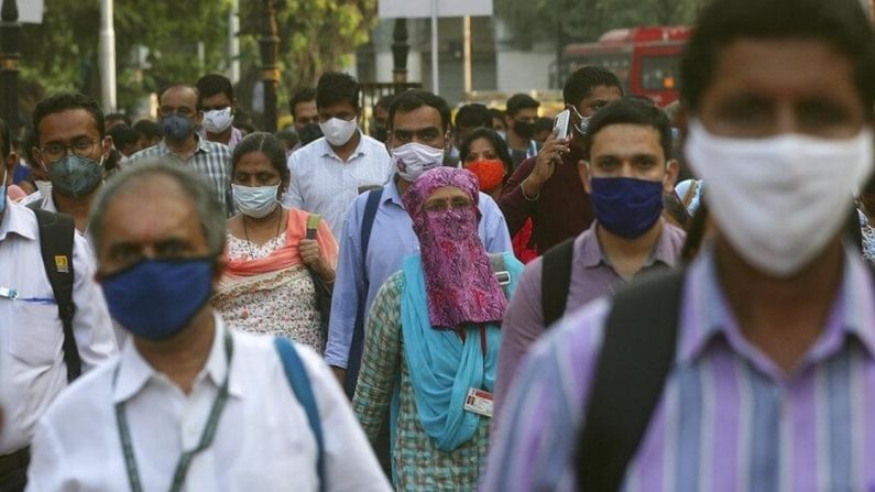 ভাইরোলজিস্টরা বলছেন, এই মুহূর্তে যে কোনও রকম জমায়েত এড়িয়ে যাওয়াই ভাল। সামনে পুজো, জমায়েতের প্রবণতাও অনেকটা বেশি থাকবে। যা পরোক্ষে ডেকে আনবে বিপদ। মানুষ যদি বিভিন্ন জায়গায় আবারও জমায়েত শুরু করে এবং সেখানে যদি যথাযথ কোভিড বিধি না মানি তা হলে কিন্তু বিপদের আশঙ্কা থেকেই যাবে। ছবি PTI