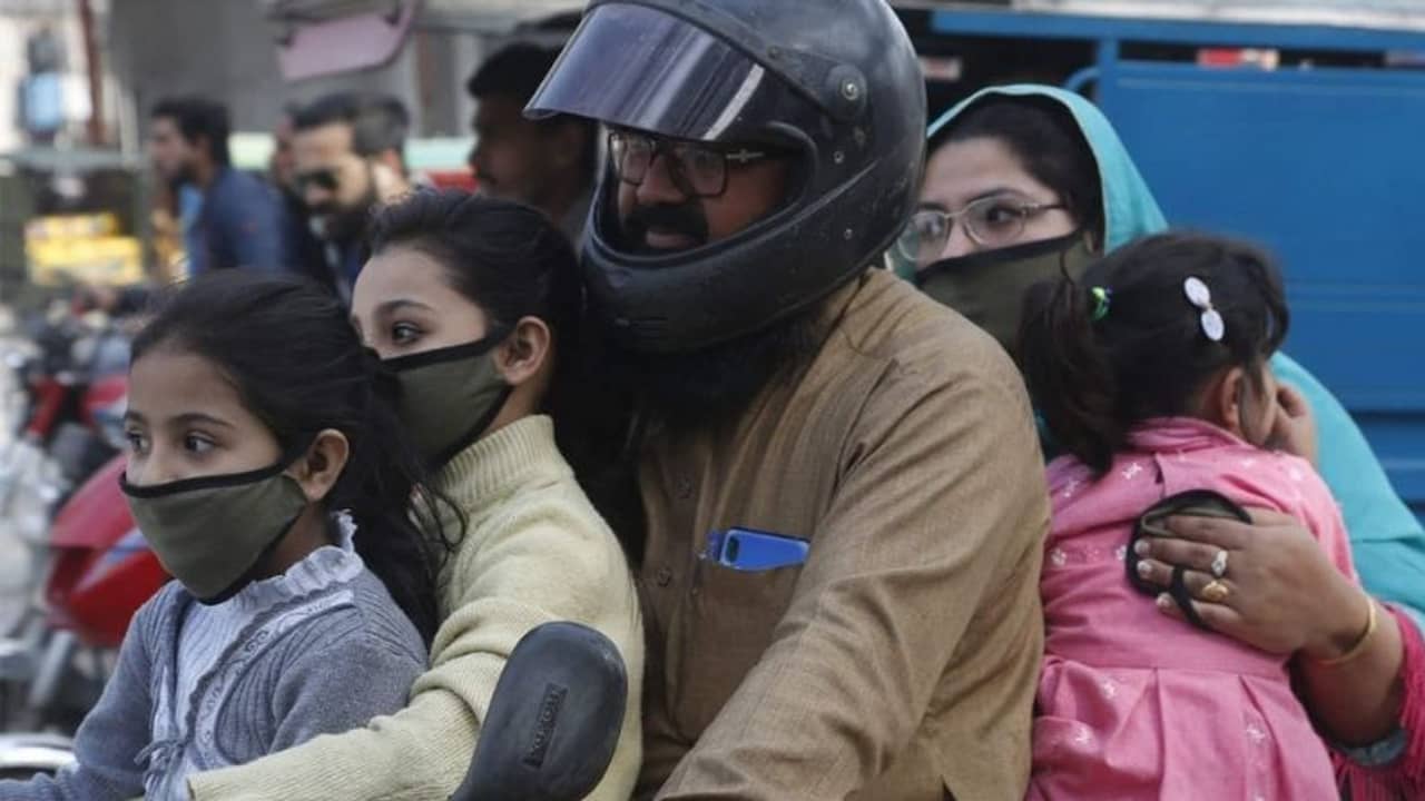 করোনার তৃতীয় ঢেউয়ের মুখে পাকিস্তান, চিন্তায় চিকিৎসকরা