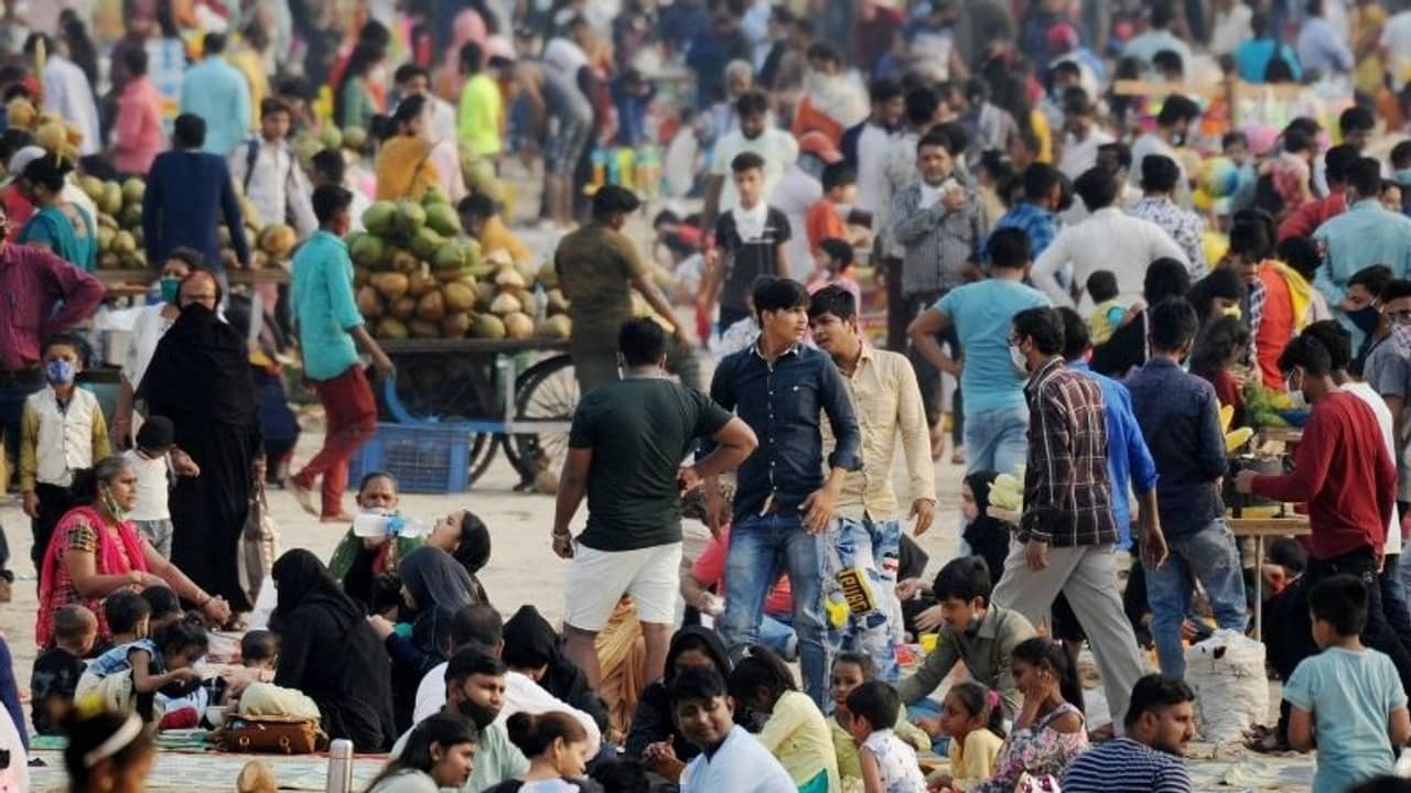 জনসমাগমে রাশ টানল ইয়েদুরাপ্পা সরকার, নিয়মভঙ্গে হতে পারে জরিমানাও