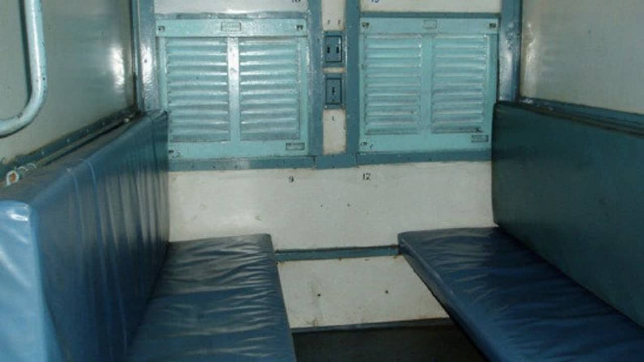 রাত ১১টা পেরলেই ট্রেনে মিলবে না ফোন বা ল্যাপটপে চার্জ দেওয়ার সুযোগ!