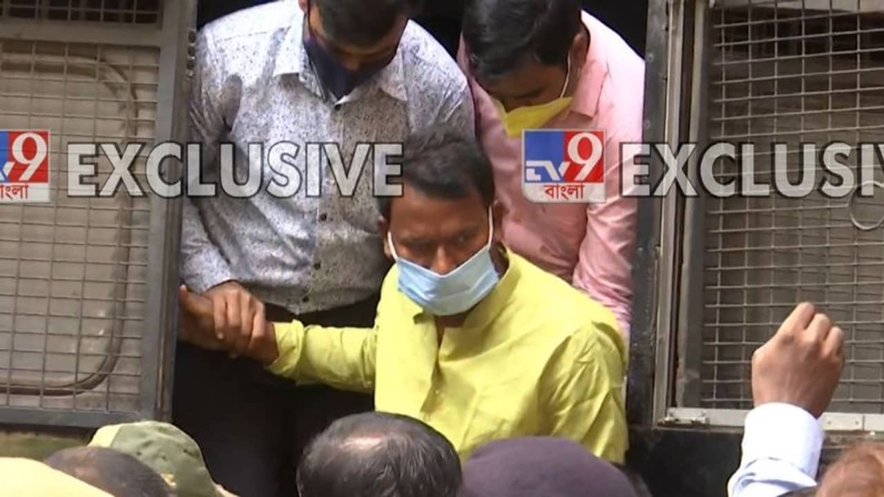 মাটির বাড়িতে স্যান্ডো গেঞ্জি-গামছা পরে ঘুমিয়ে ছত্রধর, মাঝ রাতে ঢুকল ৪০ জোড়া বুট...