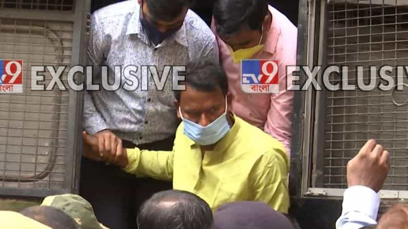 মাটির বাড়িতে স্যান্ডো গেঞ্জি-গামছা পরে ঘুমিয়ে ছত্রধর, মাঝ রাতে ঢুকল ৪০ জোড়া বুট...