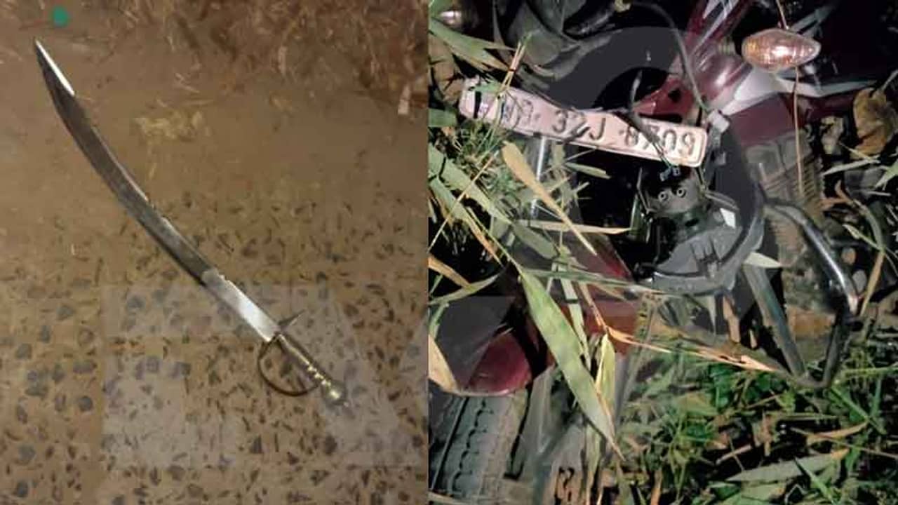 West Bengal Assembly Election 2021: রাস্তায় খোলা তলোয়ার, পাশে ভাঙা বাইক, দক্ষিণ কাঁথিতে রক্তাক্ত বিজেপি কর্মী, খেজুরিতে বোমাবাজি