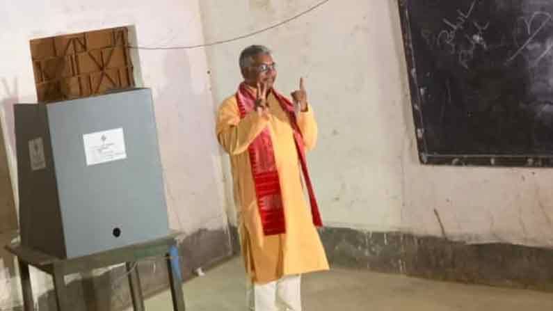 Dilip Ghosh casts his Vote