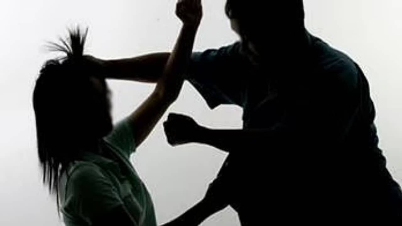 গাড়ি রাখা নিয়ে প্রতিবেশীর সঙ্গে বচসায় মাকেই চড় কষালেন ছেলে, নির্মম পরিণতি বৃদ্ধার