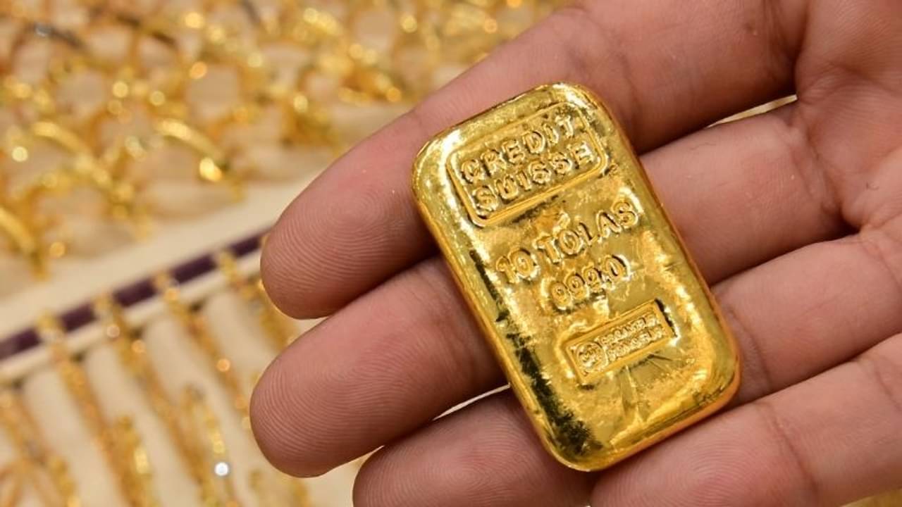 ৬ মাসে সোনার দাম কমেছে ১১,৫০০ টাকা, আগামীতে আরও পতনের আশঙ্কা