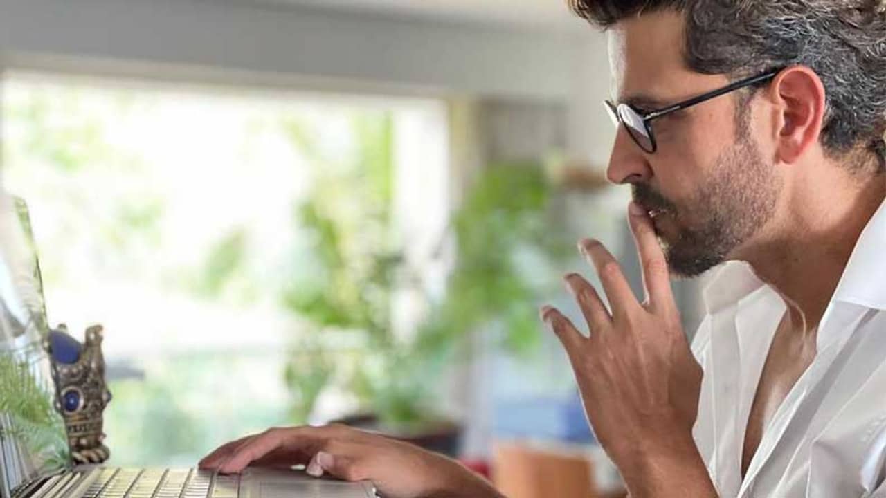 গম্ভীর মুখে ল্যাপটপ নিয়ে কী করছেন হৃতিক রোশন?