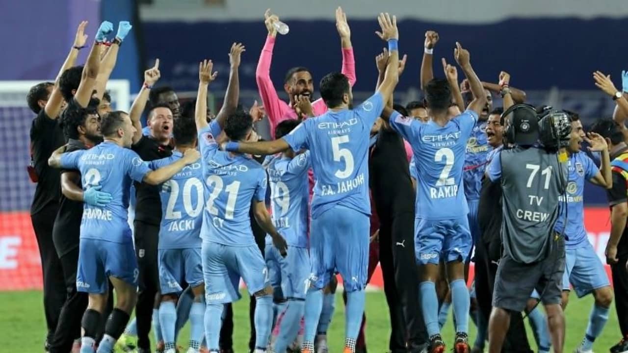 ভুলের পাহাড়ে বসে খেতাব ভুলল বাগান