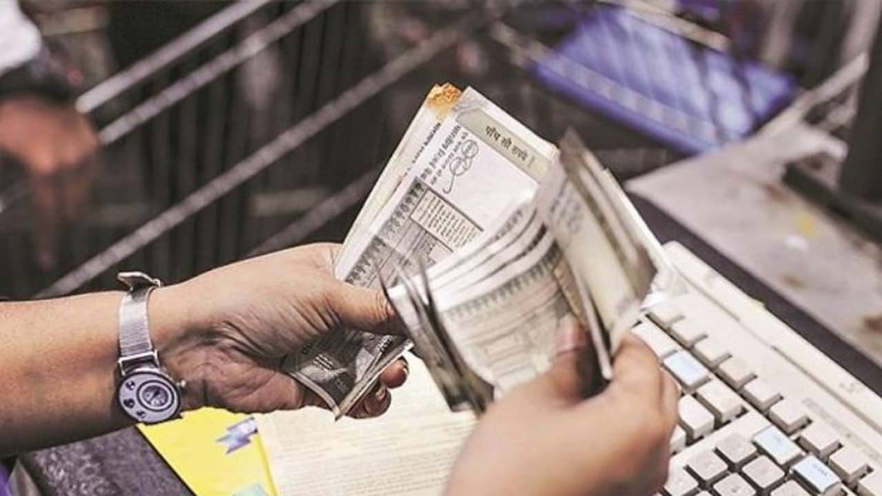 মধ্যবিত্তের মাথায় হাত, একগুচ্ছ প্রকল্পে সুদ কমাল সরকার