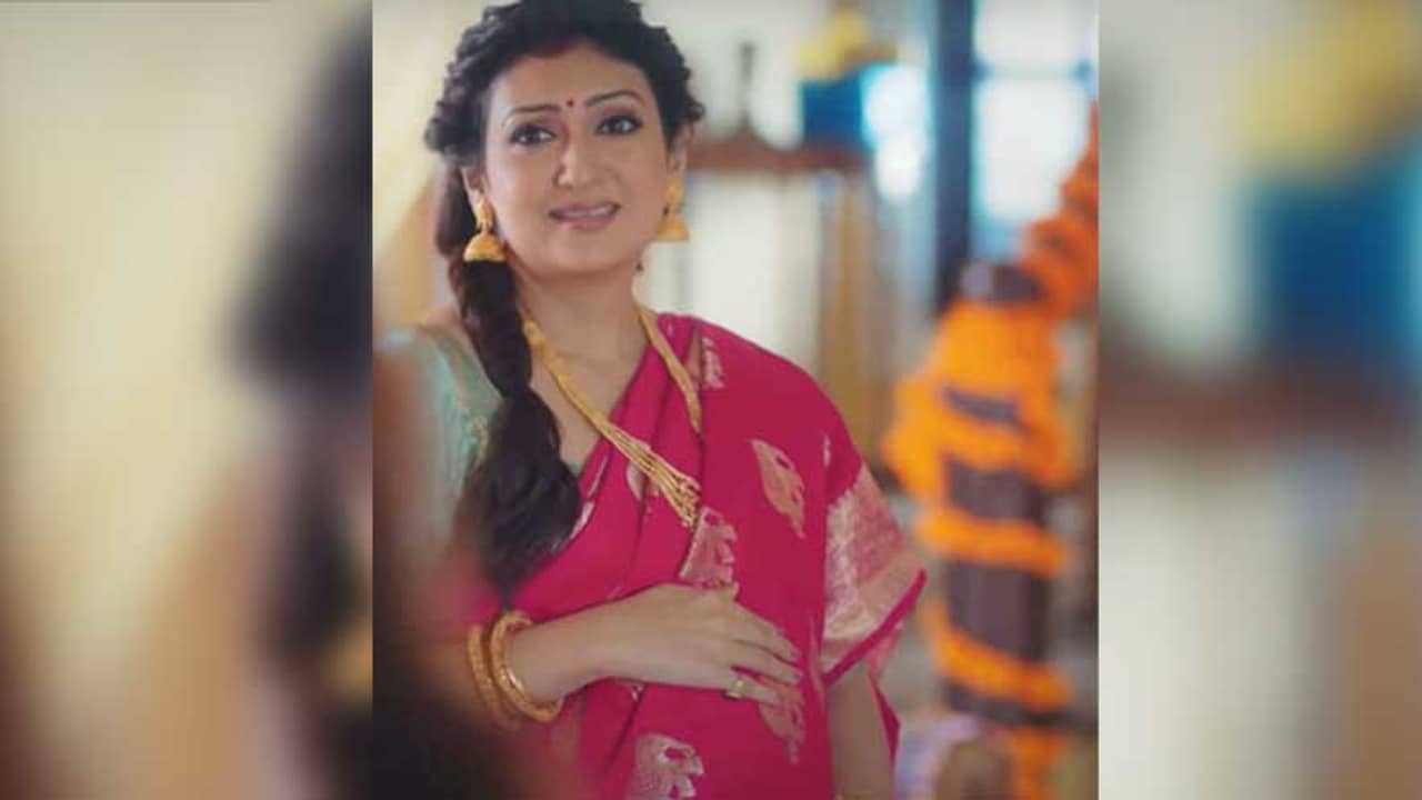 সাত মাসের ‘প্রেগন্যান্ট’ জুহি কেন নস্ট্যালজিক হয়ে পড়ছেন?