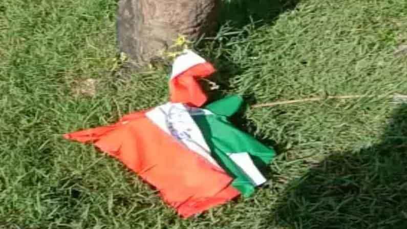 তৃণমূলের পতাকার মধ্যেই দলা পাকানো অবস্থায় পড়ে ছিল জিনিসটা, দৃশ্য দেখে শিউরে উঠলেন এলাকাবাসী তৃণমূলের পতাকার মধ্যেই দলা পাকানো অবস্থায় পড়ে ছিল জিনিসটা, দৃশ্য দেখে শিউরে উঠলেন এলাকাবাসী