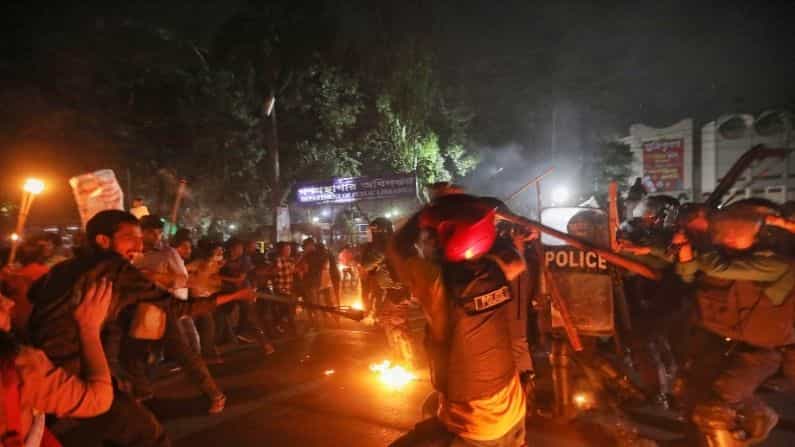 লেখক মুশতাকের মৃত্যুর প্রতিবাদে ফের রাস্তায় বাম ছাত্ররা লেখক মুশতাকের মৃত্যুর প্রতিবাদে ফের রাস্তায় বাম ছাত্ররা